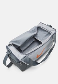 Nike Performance BRASILIA S 41L UNISEX  - Saco de desporto - smoke grey orange trance