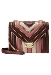 Bolso de mano color bloqueado con diseño en chevrón en cuero burdeos, rosa y crema. Accentaciones en dorado, correa de cadena ajustable y cierre magnético.