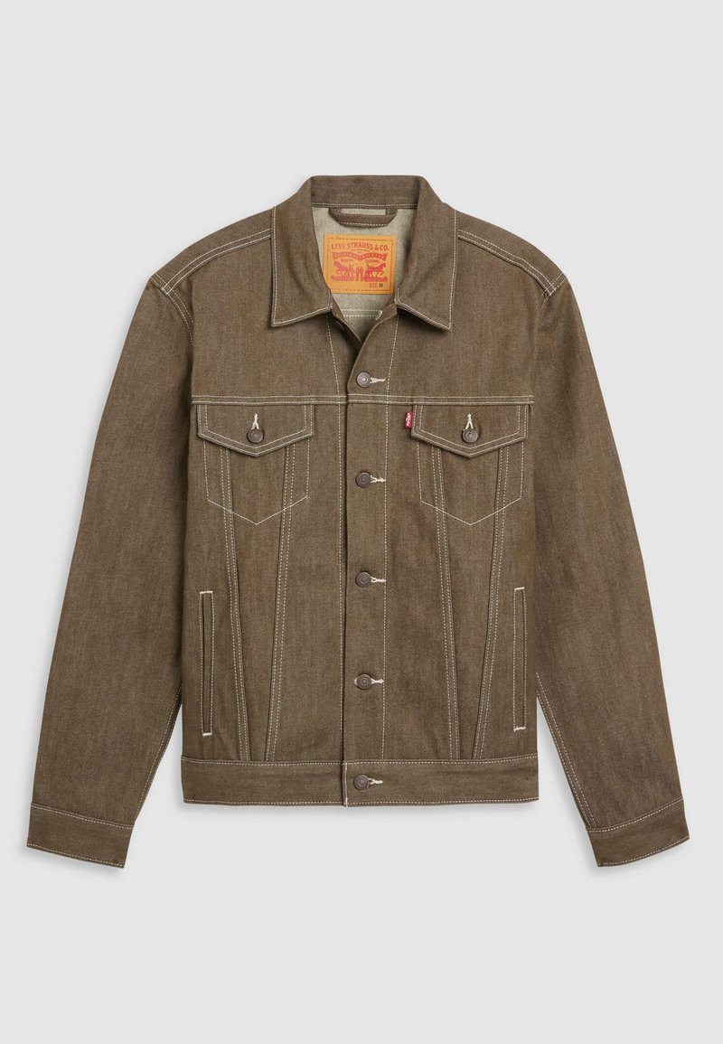Giubbotto di jeans marrone con cuciture bianche a contrasto, due tasche sul petto con patta e chiusura con bottoni. Presenta un colletto classico e una vestibilità dritta.