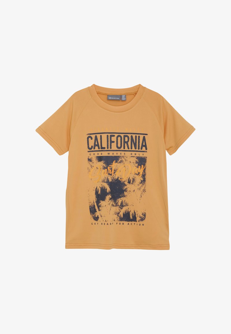 Camiseta de manga corta y cuello redondo en tejido naranja que presenta un gráfico en azul oscuro con palmeras y el texto "CALIFORNIA."