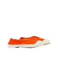 Baskets slip-on en toile orange avec une semelle en caoutchouc blanc, dotées d'œillets pour la ventilation et d'un embout texturé.