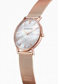 Roségoldene Uhr mit einem Mesh-Armband und einem Zifferblatt aus Perlmutt. Verfügt über schlanke Zeiger und Stundenmarkierungen, die mit "Paul Valentine" gekennzeichnet sind.