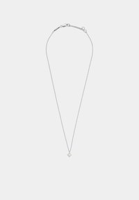 Collana in argento con un delicato pendente che presenta una pietra preziosa trasparente, caratterizzata da un design elegante e minimalista.