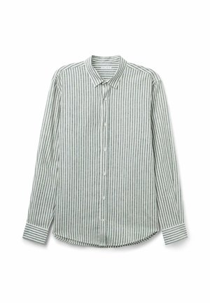 Camisa de manga larga abotonada con rayas verticales verdes y blancas, cuello puntiagudo y puños abotonados, extendida sobre fondo blanco.