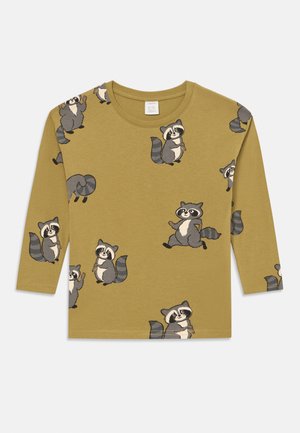 Langärmliges, senfgelbes T-Shirt aus weicher Baumwolle, das verspielte Waschbär-Illustrationen in Grau und Schwarz zeigt.
