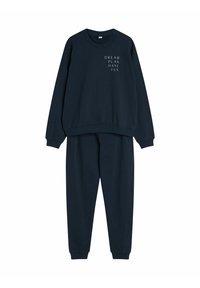 Granatowy dres bawełniany z okrągłym dekoltem, z białym napisem, oraz dopasowanymi spodniami dresowymi z mankietami. Gładka tekstura, luźny krój.