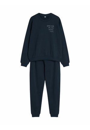 Granatowy dres bawełniany z okrągłym dekoltem, z białym napisem, oraz dopasowanymi spodniami dresowymi z mankietami. Gładka tekstura, luźny krój.