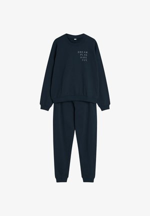 Granatowy dres bawełniany z okrągłym dekoltem, z białym napisem, oraz dopasowanymi spodniami dresowymi z mankietami. Gładka tekstura, luźny krój.
