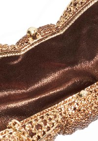 Gouden pailletten clutch met een gestructureerd oppervlak, voorzien van een bruine satijnen binnenkant. Sluiting bevat een gouden bal-sluitclip en versieringen.