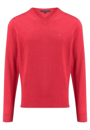 Czerwony sweter z długim rękawem i dekoltem w serek, z małym logo na lewej piersi oraz ściągaczami na mankietach i u dołu.