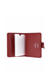 Portefeuille en cuir rouge ouvert montrant des pochettes transparentes à gauche et quatre emplacements verticaux pour cartes à droite avec étiquette de sécurité RFID.
