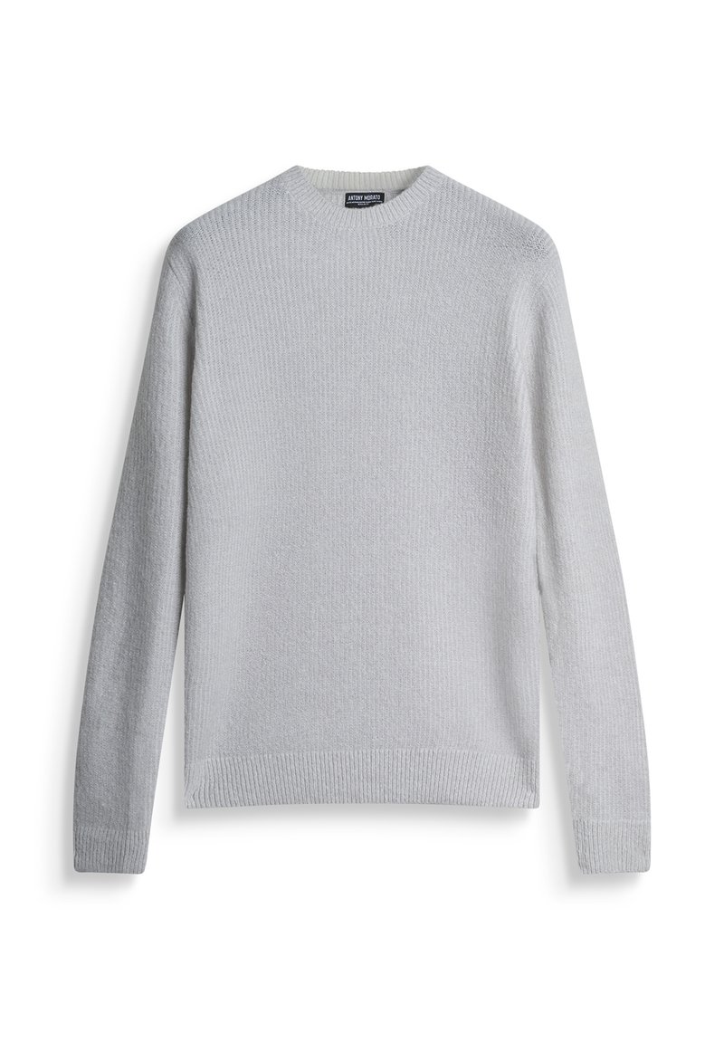 Pull en maille gris clair avec texture côtelée, col rond et manches longues. Présente un ourlet droit et des détails de couture subtils.