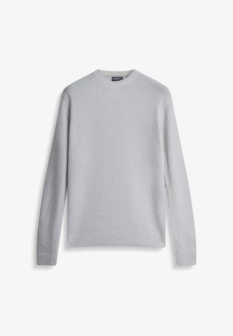 Lichtgrijze gebreide trui met ribbelstructuur, ronde hals en lange mouwen. Heeft een rechte zoom en subtiele naaddetails.
