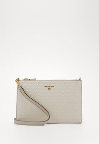 Borsa a busta beige Michael Kors con motivo a logo in rilievo, hardware dorato, chiusura con zip e tracolla regolabile. Texture liscia, forma rettangolare.
