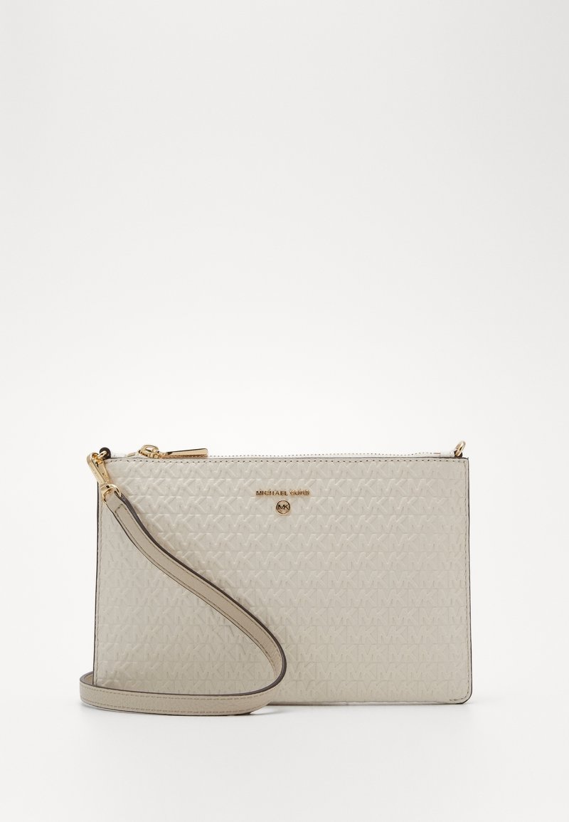 Beige Michael Kors clutch taske med præget logo mønster, guldfarvede metaldele, lynlåslukning og justerbar rem. Glat tekstur, rektangulær form.