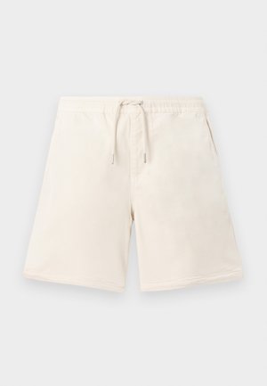 Beige casual shorts met een taillekoortje en zijzakken, platliggend weergegeven tegen een effen witte achtergrond.