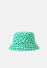 Groene bucket hat met een geruit patroon met sterren. Gemaakt van stof, heeft het een brede rand en een zachte textuur.