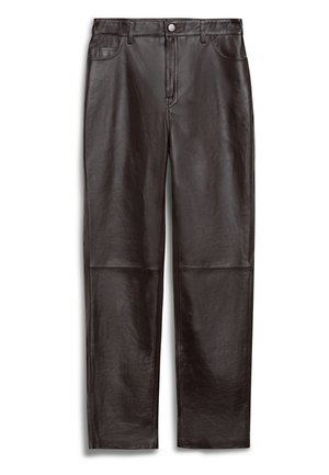 Pantaloni in pelle marrone scuro con una superficie liscia, caratterizzati da un classico design a cinque tasche, chiusura frontale con bottone e silhouette dritta.