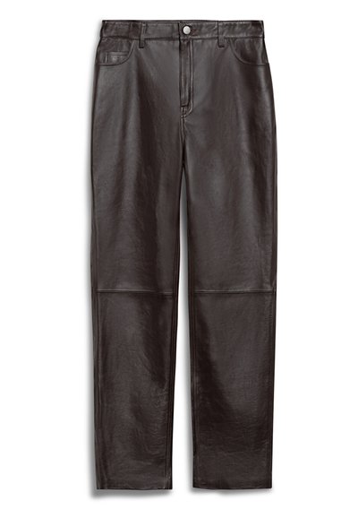 Pantaloni in pelle marrone scuro con una superficie liscia, caratterizzati da un classico design a cinque tasche, chiusura frontale con bottone e silhouette dritta.
