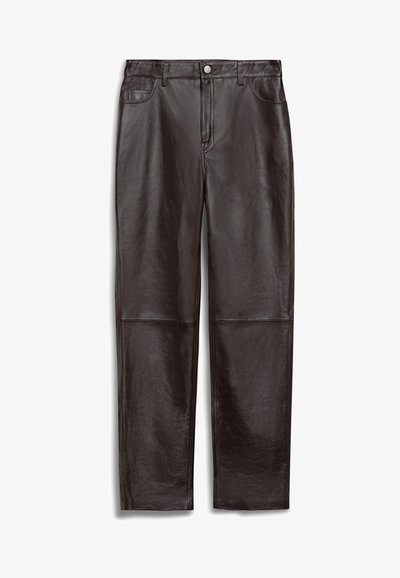 Donkerbruine leren broek met een gladde textuur, voorzien van een klassieke vijf-pocket ontwerp, sluiting met een knoop aan de voorkant en een rechte snit.