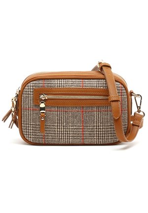 Lille rektangulær skuldertaske med brune læderkanter, frontlomme med lynlås og ternet stofmønster i røde og beige toner.