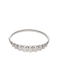 Stříbrný náramek s kulatými, hladkými bílými akcenty v propojeném designu. Obvod je jemný, s otevřenou strukturou, která vystavuje korálky.