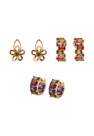 Twee paar gouden oorbellen met meerkleurige rechthoekige edelstenen, een paar in bloemvorm met groene centra en een bandstijl met afwisselend paarse, rode en groene stenen.