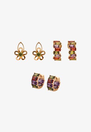 Twee paar gouden oorbellen met meerkleurige rechthoekige edelstenen, een paar in bloemvorm met groene centra en een bandstijl met afwisselend paarse, rode en groene stenen.