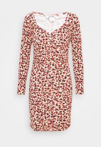 Vestido ajustado de manga larga en tejido suave, con un estampado floral en rojo, rosa y marrón sobre un fondo crema, y escote en V.