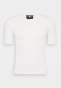Chemise blanche à manches courtes avec une texture côtelée. Présente un col rond et un petit logo de la marque en gris clair sur la zone de la poitrine.