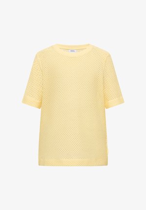 Żółta krótka siateczkowa bluzka z okrągłym dekoltem i luźnym krojem, z delikatnym wzorem plastra miodu i małą metką z logo po boku.