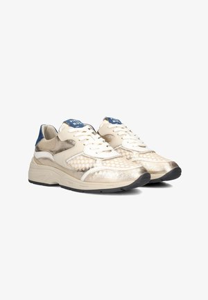Beige en gouden sneakers met gaasdetails, witte veters en een blauwe accent op de hiel. Getextureerd oppervlak en dikke rubberen zool.