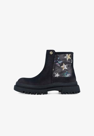 Botín de ante negro hasta el tobillo con un panel lateral de elastano texturizado que presenta patrones de estrellas multicolores y una suela de goma gruesa.