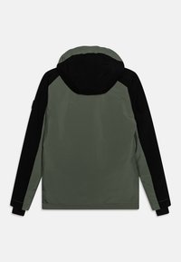 Giacca impermeabile di colore verde scuro con maniche nere. Caratterizzata da un cappuccio, maniche lunghe e una texture liscia. Design semplice e funzionale.