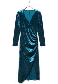 Robe en velours bleu canard avec des manches longues et un décolleté en V. Présente des détails drapés à l'avant et une haute fente sur la jupe pour une élégance supplémentaire.
