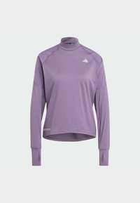 Paarse sporttop met lange mouwen, hoge kraag en een gebogen zoom. Heeft een wit logo op de borst en duimgaten in de mouwen.