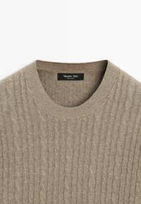 Pull beige en maille torsadée à col rond avec col côtelé, fabriqué par Massimo Dutti.