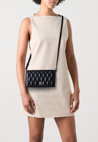 Tommy Hilfiger REFINED FLAP CROSSOVER - Ülerinna-kott - black