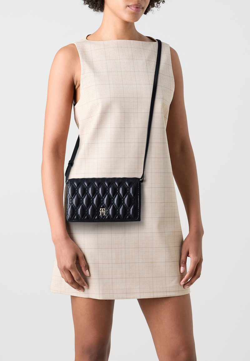 Tommy Hilfiger REFINED FLAP CROSSOVER - Ülerinna-kott - black