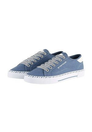 Blaue Segeltuch-Sneaker mit weißen Gummisohlen, ausgestattet mit gestreiften Schnürsenkeln und einem Markenzeichen an der Seite. Glatte Oberfläche und niedriges Design.