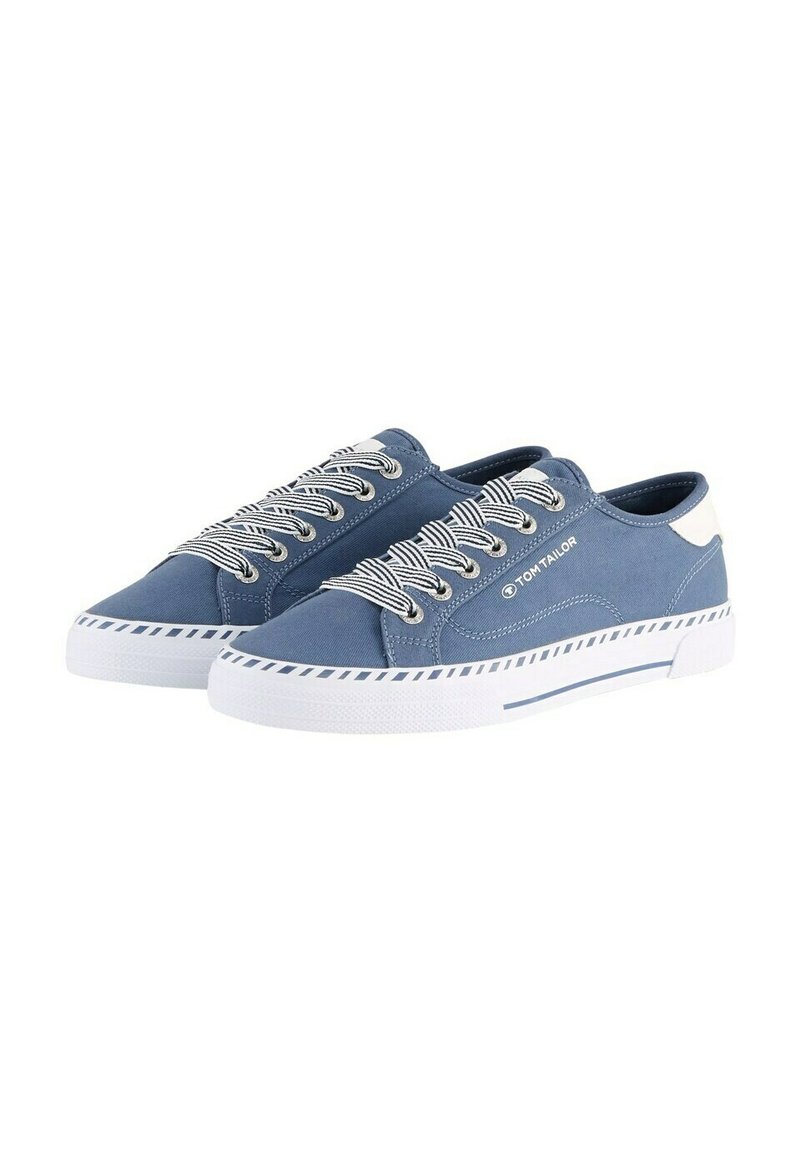 Blaue Segeltuch-Sneaker mit weißen Gummisohlen, ausgestattet mit gestreiften Schnürsenkeln und einem Markenzeichen an der Seite. Glatte Oberfläche und niedriges Design.