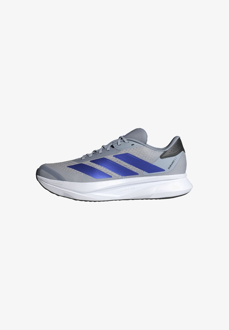 Grijze sportschoen met een bovenwerk van mesh en blauwe accentstrepen. De witte tussenzool en zwarte rubberen buitenzool zorgen voor demping en grip.