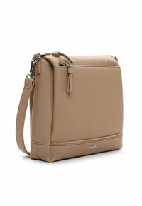 Beżowa skórzana torba na ramię z fakturowanym wykończeniem, wyposażona w górny zamek błyskawiczny, regulowany pasek oraz małą przednią kieszeń z ozdobnym chwostem.