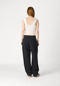 Abercrombie & Fitch Spodnie materiałowe