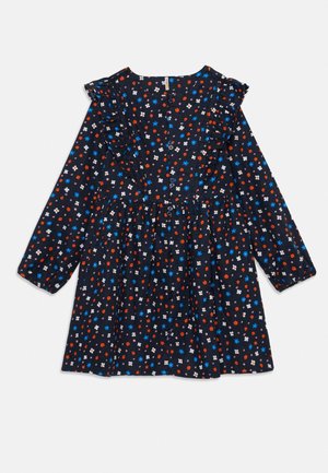 Haljina tamnoplave boje dugih rukava s crvenim, bijelim i plavim cvjetnim uzorkom, s prednjim kopčanjem i volanima na prsima i ramenima.