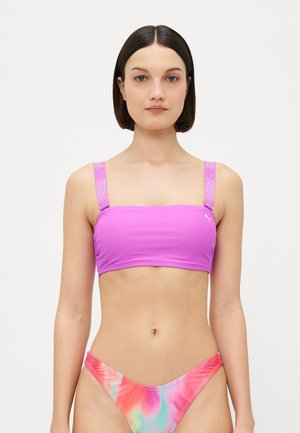 Rosaröd bikiniöverdel med fyrkantig halsringning och justerbara remmar som har "PUMA"-logotyp. Färgglad batikbikiniunderdel med orange, rosa och blå nyanser.