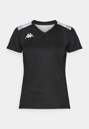 Svart idrottströja med korta ärmar. Har en V-ringning, grå axelaccenter och en vit logotyp på vänster bröst. Slät struktur.
