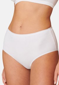Weißer Baumwollunterwäsche mit hohem Bund, die eine glatte Textur aufweist. Sie hat ein einfaches Design und einen dezenten elastischen Bund für maximalen Komfort.