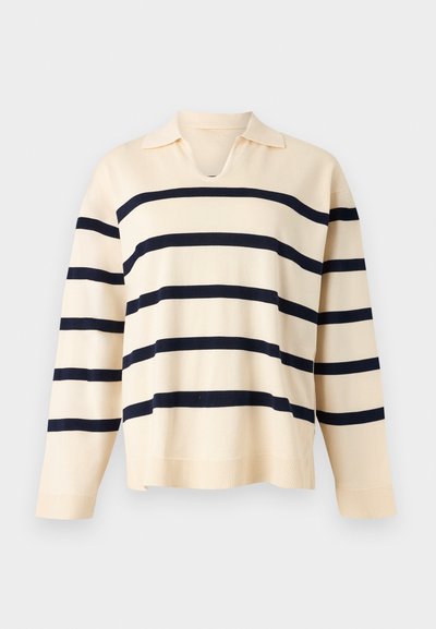 Μπεζ πλεκτό πουλόβερ με μακριά μανίκια, οριζόντιες μαύρες ρίγες και μικρό γιακά με V-σε σχήμα ντεκολτέ.