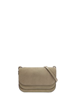 Mała torebka na ramię z taupe zamszu z przednią klapą i wąskim, regulowanym paskiem na ramię na białym tle.